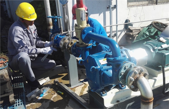 排污泵安裝中.jpg 排污泵安裝中.jpg