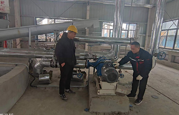 艾迪機器售后工程師現(xiàn)場講解污水輸送泵使用注意事項.jpg 艾迪機器售后工程師現(xiàn)場講解污水輸送泵使用注意事項.jpg